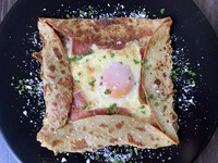 埼玉産のそば粉を使ったビストロ定番料理。卵と生ハム、チーズのコンビネーションが楽しめます。