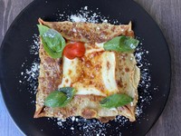 そば粉100%の生地でモッツァレッラ、トマトソースを包み込み、パルミジャーノ、バジルをトッピングした、シンプルに美味しい一品！