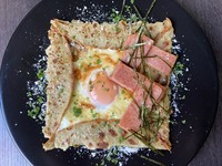 スパム、卵、チーズ
ゴマ油の香りが食欲をそそります