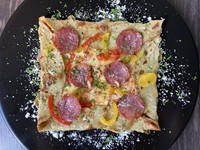 サラミ、パプリカ、チーズ、トマトソース