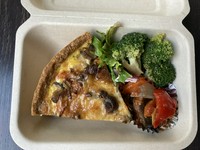 ボリューム感たっぷりのキッシュとお惣菜です
お惣菜は日によって変わります