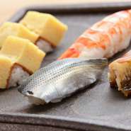 あなごは東京湾のものを使っています。入荷のないときは、お客様にお出しすることができませんが、やはり一番いいものだけにこだわっています。その他にも赤貝は宮城県閖上産港のものなど産地は大切にしています。