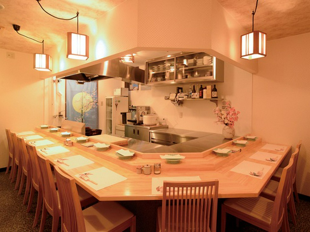 こだわり3、目の前で揚げる「少人数のカウンター方式」