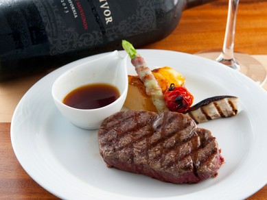 ワインは気軽に飲めるものからプレミアムな一本まで