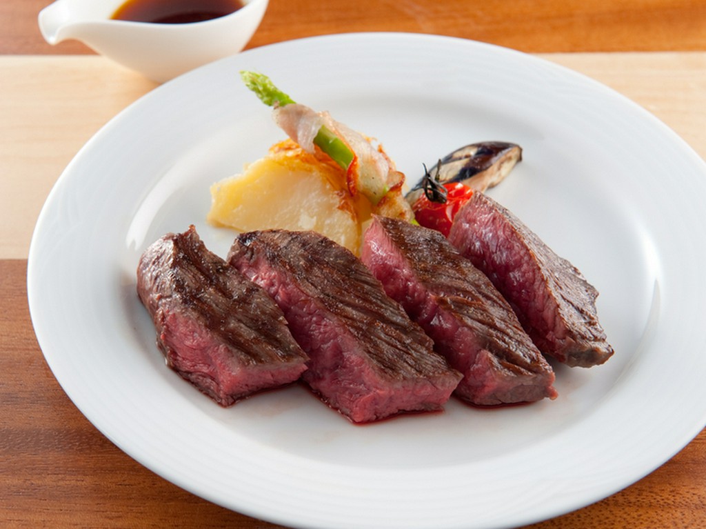 脂肪の少ない赤身肉の深みのある味を堪能できる『熟成黒毛和牛内モモ肉の焼き　焼き野菜添え』