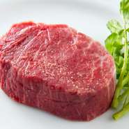 霜降りの「サーロイン」はさらに甘みを増し、赤身の「内モモ肉」は厚切りでも柔らかく、口当たりはなめらか。凝縮したお肉の旨みを堪能していただけます。表面を焼いた後、中までゆっくり火を通して仕上げています。