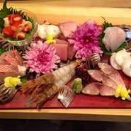 足を伸ばしてくつろげる、掘りごたつのお座敷は、食事会や宴会に。季節のお料理を取りそろえた『おまかせコース』は、2種類のプランが用意されています。予算に応じた献立も用意できるそう。相談の上ご予約を。