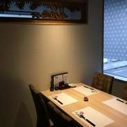 格子の戸や欄間を取り入れた、和を基調とした落ち着いた雰囲気です。県外のお客様を案内する食事の席にもふさわしく、この地ならではの旬を味わいながら、くつろいだひとときを過ごせます。