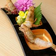 鮮度が落ちるのが早いため、県外には流通しない海老です。地元の人は好んで食べるという「ガス海老」は、甘みがあって美味しい海老。金沢を訪れたら一度は味わってみたい、この地ならではの旬の味です。