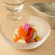 加賀蓮根、帆立、イクラなどを使った和えもの。日々替わります。