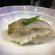 火を通すことでより旨みが増すという、脂のりの良いのどぐろを使用。やさしい味わいのあたたかいお寿司です。金沢でも出しているお店は少ないのだそう。この地ならではの海の恵みを堪能できる逸品です。