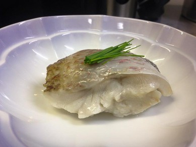 『のど黒蒸し寿司』やさしい口当たり。白身魚の旨みと寿司飯が口の中で溶けあう