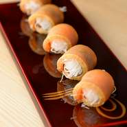 ひと手間かけたカジキ鮪のまろやかな旨みを堪能できます。大根の細切りと海苔、山葵をくるりと巻いた姿が楽しい、見た目も楽しませてくれる逸品。店主おすすめの日本酒を合わせて。