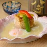 塩ベースの出汁で2日かけて炊き上げるという角煮には、良い環境で飼育される「能登豚」が使われます。器にはジャガイモのソースが敷かれ、添えられた温泉玉子を崩しながら、コクのある味わいを楽しめる一品です。