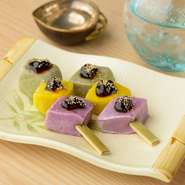 ヨモギ麩、粟麩、加賀野菜の金時草の麩の三種類。自家製の味噌を添えた田楽。