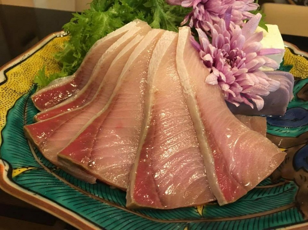 熟成天然鰤しゃぶ　１０㌔以上の寒鰤を5日以上熟成させ贅沢にしゃぶしゃぶで、特製ポン酢でいただきます