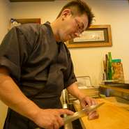 金沢ならではの旬魚、加賀野菜など、地元の食材をふんだんに使ったお料理を、ゆっくり召し上がっていただけます。北陸三県の地酒、季節の日本酒も入荷しております。お料理に合わせてお楽しみください。