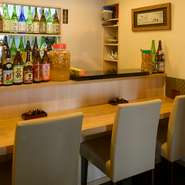 掘りごたつのお座敷は宴会や接待に。コースはご予約にて承ります。カウンターは3席ですが、スタッフとの距離も近く、今日のおすすめなどお話しし、あたたかみのあるおもてなしでお客様をお迎えしています。