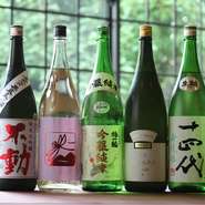 シニアソムリエの他、利き酒師の資格も持つオーナー。日本酒もワイン同様、厳選して仕入れています。豊富なドリンクメニュー。料理に合わせても楽しめますが、自分の好みの一本を探してみるのも醍醐味の一つです。