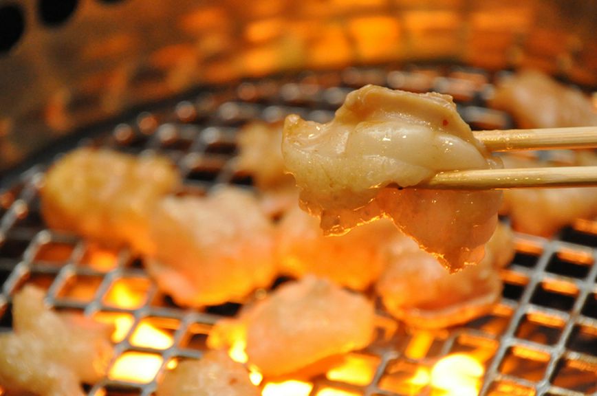 新鮮なホルモンは塩だけでもいける！　ビールがすすみます