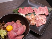 黒毛和牛赤身、黒毛和牛上カルビ、ボーノポーク（岐阜県産）とり
国産牛ローストビーフ丼のお得なセット
税抜き２９８０円