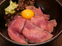 丁寧に低温調理器で調理された国産牛ローストビーフ丼
税抜き１２００円