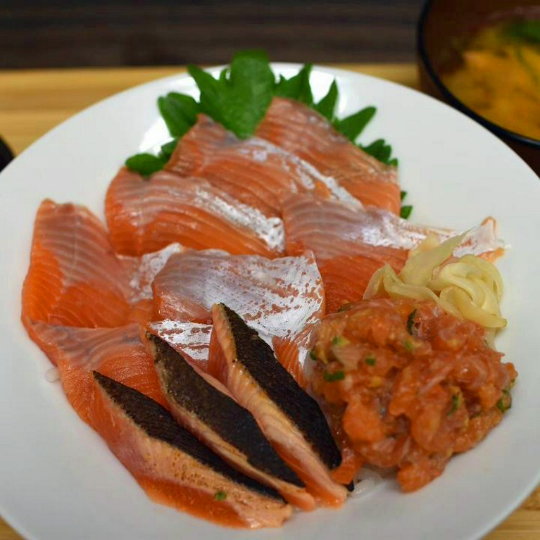 限定ビワマス丼