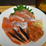 店主自ら漁師資格取得して
自ら釣って魚を仕立てたこだわりの一品
アラ汁付きで価格も漁師価格です！！