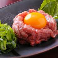 上質な和牛を使用し、丁寧に仕上げ。特製の秘伝タレと濃厚な卵黄とのバランスが絶妙で、いっそうまろやかな美味しさになっています。ご飯の上にのせてお召し上がりになるのもおすすめです。ぜひご賞味ください。