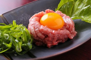 新鮮なお肉のとろける甘みを堪能できる『牛ユッケ』