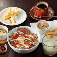 前菜2種・ローストビーフ丼・豆腐ラザニア・豆乳みそ汁・ドリンク＆デザート