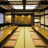 日本の伝統を感じさせる個室・広間などは、慶事・法要にも対応できる空間を用意。また、大人数の場合、無料送迎バスの手配も可能です。※要予約。事前にお問い合わせください。