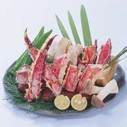 世界各国から生で食べれて甘みと食感のよいものを選んで使用した「ずわい蟹」、北海道より活きで入荷する「毛蟹」、味と共に身入りにも拘ったボリューム感がある「たらば蟹」を提供致します。