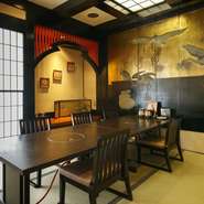 店内には、個室から広間まで、様々な席のバリエーションを用意。家族での団らんから、友人同士の会食、さらに大人数での宴会まで、幅広く対応できます。