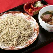 「つゆ」は高級食材でもある2年物の本枯節とさば節を使っています。さらに、鴨の煮汁を入れて風味豊かな仕上がりに。その鴨は下味を付けてからレア状態でさっと火を通しています。