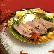 表面に焼き目を付け旨味を閉じ込めレアに近い状態に仕上げてるので、柔らかくてジューシー。粒マスタードとご一緒に召しあがれ！