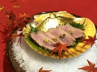表面に焼き目を付け旨味を閉じ込めレアに近い状態に仕上げてるので、柔らかくてジューシー。粒マスタードとご一緒に召しあがれ!