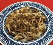 国産の牛肉を白ワインを入れて焚いたものを玉ねぎと一緒に炒めました。お酒のあてに最高です。白飯とも合います。