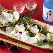 築地をメインに厳選して仕入れた旬の「海の味覚」を食べられます。その日の仕入れや季節によって、内容は変更します。写真は「カンパチ」、「アオリイカ」、「たこ」、「明石の鱧」です。