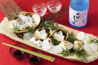 築地をメインに厳選して仕入れた旬の「海の味覚」を食べられます。その日の仕入れや季節によって、内容は変更します。写真は「カンパチ」、「アオリイカ」、「たこ」、「明石の鱧」です。