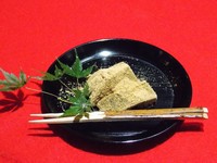 和三盆糖の上品な甘さとオレンジリキュールの爽やかさ、できたて熱々でとろけるわらびもちを香り高いきな粉をたっぷりまぶしています。