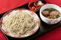 蕎麦のつるっとした口当たりと香りを楽しめる『鴨せいろ』