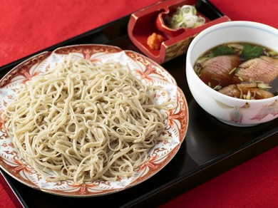 蕎麦のつるっとした口当たりと香りを楽しめる『鴨せいろ』