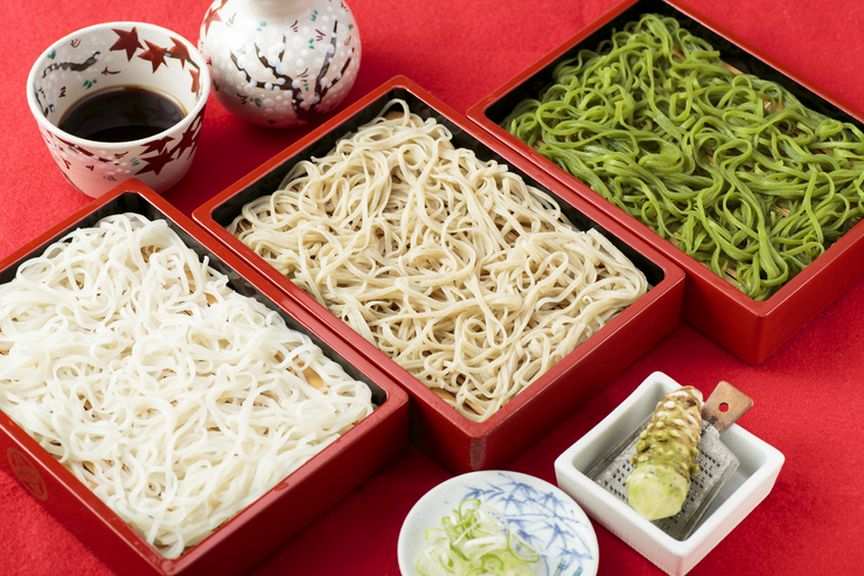 食する前に目で楽しめて二度美味しい気持ちになる『二色そば』