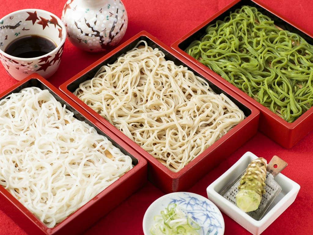 食する前に目で楽しめて二度美味しい気持ちになる『二色そば』