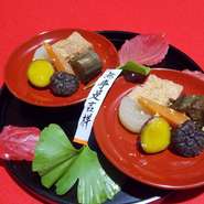 二年物の本枯節で取った出汁で一種類ずつ丁寧に焚き上げ、料理人の実力を感じられる一品。