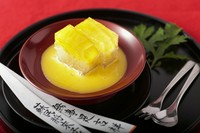 ゼリーに入っているオレンジリキュールの香りがアクセントになっている斬新なスイーツです。自家製のソースがフルーツを良さを引き立てています。