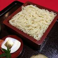 更科粉にゆずの皮のすりおろし、柚子酢を練りこんでいます。爽やかな香りがお口いっぱい広がります。
冬の限定品。