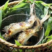 「香魚」とも言われる「鮎」をジューシーでふんわりと焼き上げた逸品です。記憶に残る味に出会えます。