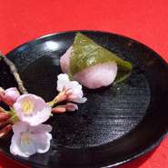 出来たてでほんのり温かいので、桜の香りがより感じられます。小豆、道明寺は自家製です。